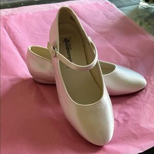 Miss COLORIFFICS Girls Satin Mary Jane Flats in Pearl white’s